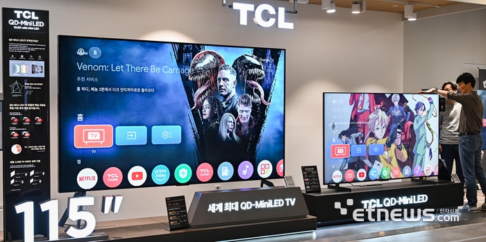 국내 가전 시장에 중국산 가전이 대거 진입을 준비하고 있다. 저렴함을 무기로 시장을 공략한 TV에 이어 세탁기, 냉장고 등 식기세척기까지 하반기 국내 시장 공략을 앞두고 있다. 서울 시내의 가전매장에서 소비자가 TCL TV를 살펴보고 있다.  이동근기자 foto@etnews.com