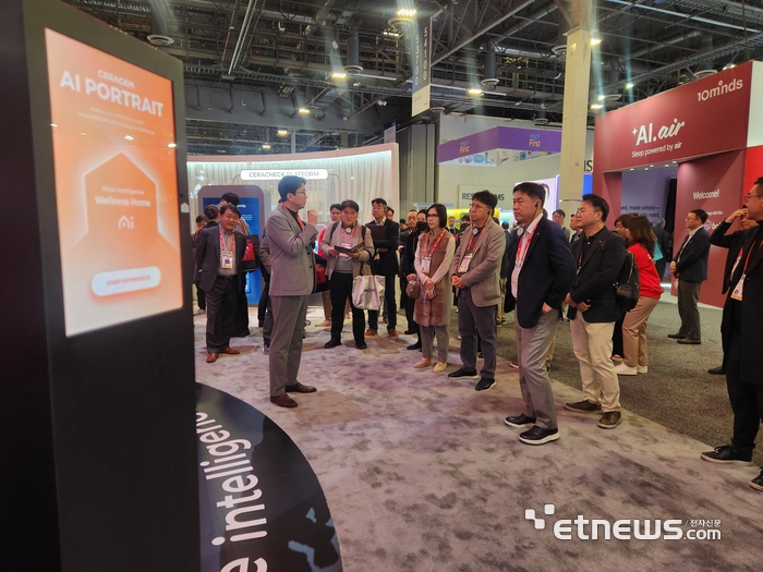 류재철 LG전자 CEO가 6일(현지시간) CES 2026에서 세라젬 부스를 찾은 모습