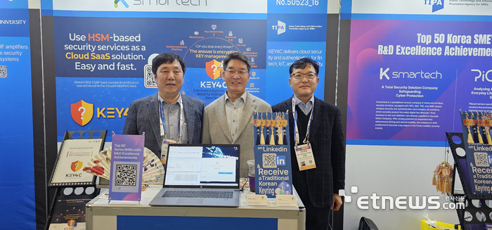 김영신 중소기업기술정보진흥장과 정순호 케이스마텍 대표(왼쪽부터)가 부스 앞에서 기념촬영했다.