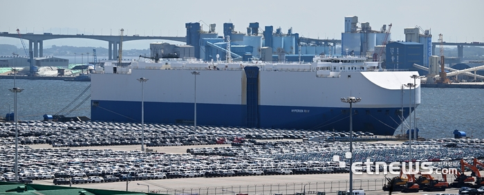 트럼프 행정부가 부과하는 상호관세가 미 동부 현지시간 7일 0시 1분(한국시간 7일 13시 1분)부터 본격 시행됐다. 자동차의 경우 한미 협상을 통해 현행 25%에서 15%로 품목별 관세를 낮췄으나 관세협상에서 인하에 실패한 철강·알루미늄 관세는 현행 50%가 유지된다. 경기 평택시 평택항에 수출을 앞둔 차량이 세워져 있다.  평택=이동근기자 foto@etnews.com