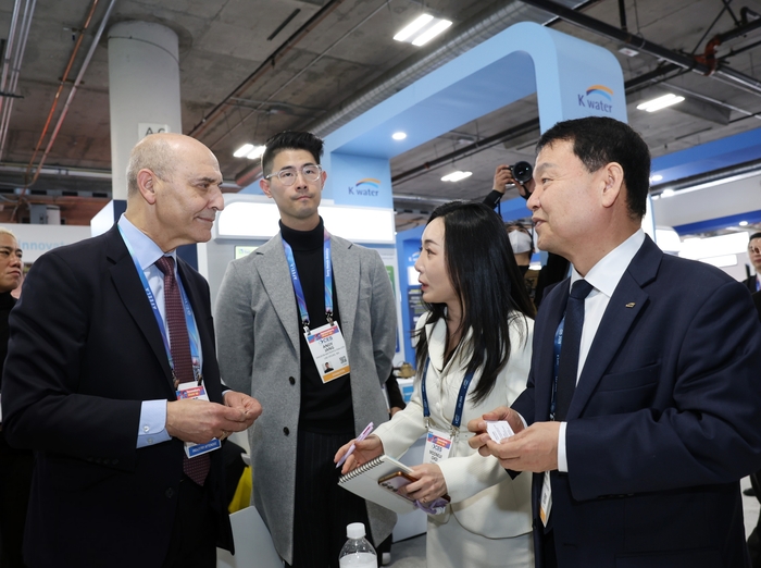 6일(현지시간) CES 2026에서 윤석대 한국수자원공사 사장(오른쪽)이 K-water관을 찾은 빅터 호스킨스 미국 버지니아주 페어팩스 경제개발청장과 소통하고 있다. [자료:한국수자원공사]