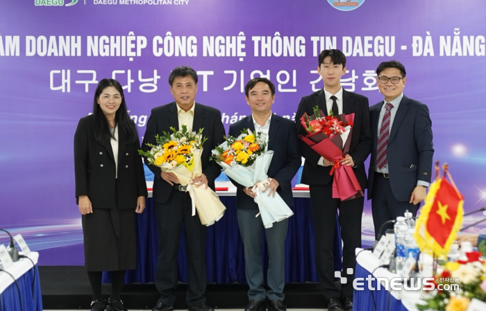 스피어 AX와 대구시, 베트남 흥짜 동 인민위원회, 베트남 ICT 기업 QTC 관계자들이 업무협약을 맺고 있다.