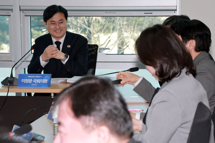 더불어민주당 디지털자산 태스크포스(TF) 위원장인 이정문 의원이 28일 국회의원회관에서 열린 TF 회의에 참석해 TF 소속 의원들과 대화하고 있다. (사진=연합뉴스)