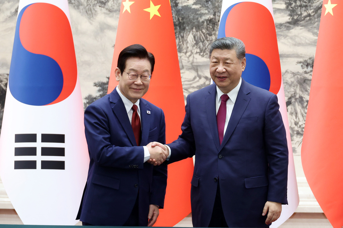 악수하는 한-중 정상     (베이징=연합뉴스) 한상균 기자 = 이재명 대통령과 시진핑 중국 국가주석이 5일 베이징 인민대회당에서 열린 한중 MOU 체결식에서 악수하고 있다. 2026.1.5     xyz@yna.co.kr  (끝)