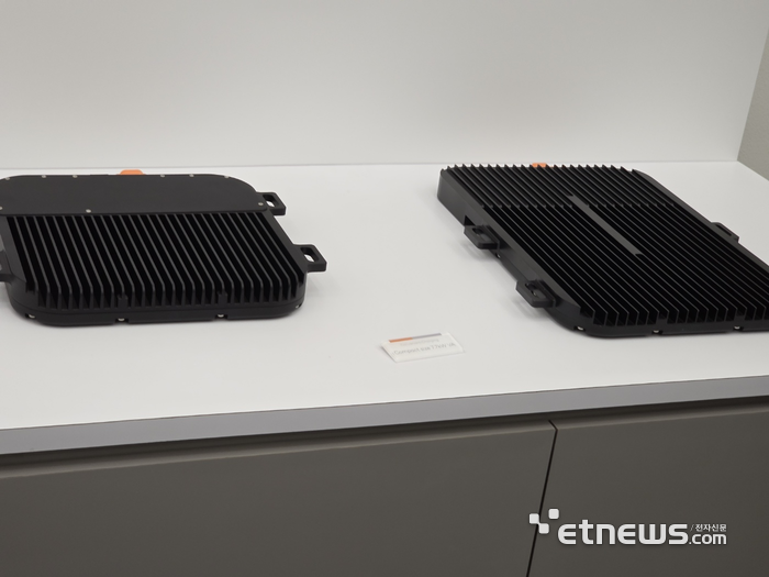 비에이치 EVS의 전기차 무선충전기. 수신부(왼쪽)와 송신부. 〈사진 김영호 기자〉