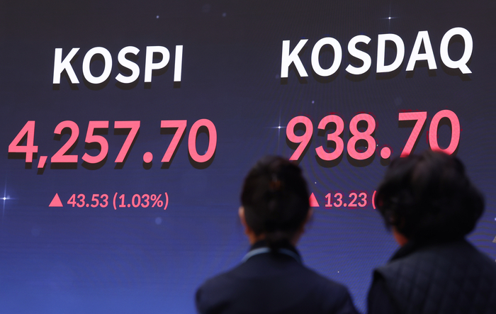 새해 첫 증시 개장 (서울=연합뉴스) 진연수 기자 = 2일 서울 영등포구 한국거래소 홍보관 현황판에 코스피, 코스닥 지수가 표시돼 있다. 2026년 병오년(丙午年) 첫 거래일인 이날 오전 코스피는 상승 출발한 직후 장중 사상 최고치를 경신했다. 2026.1.2 jin90@yna.co.kr (끝)