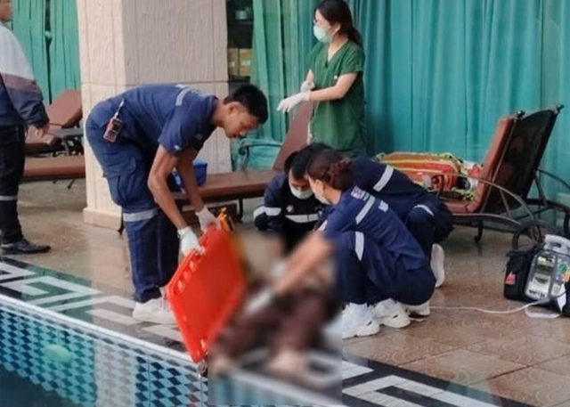 25층에서 떨어진 여성을 구급대원들이 응급조치 하고 있다. 사진=SNS 갈무리