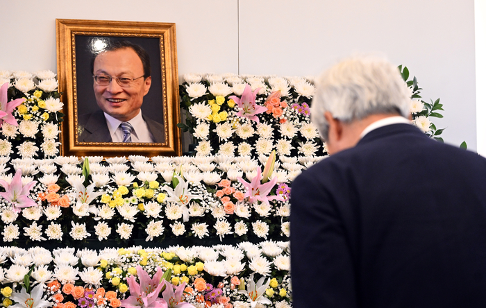 정몽준 아산재단 이사장이 28일 서울 종로구 서울대학교병원 장례식장에 마련된 이해찬 전 국무총리의 빈소에서 묵념하고 있다. 연합뉴스