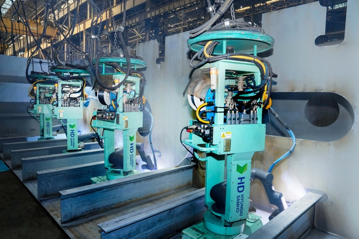 HD현대삼호의 로봇이 용접 작업을 하고 있는 모습. HD현대