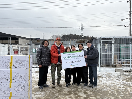 15일 경기도 파주에 위치한 빅독포레스트에서 수의사 설채현(오른쪽 첫번째)과 배우 이기우(왼쪽 두번째)가 사료 후원 기념촬영을 하고 있다.(사진=DB손해보험)