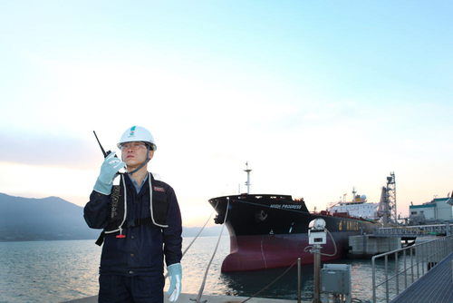 수출용 석유제품을 유조선에 선적하는 모습. GS칼텍스