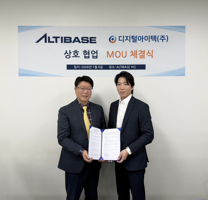 알티베이스와 디지털아이텍은 국내 및 일본 DBMS 시장 공동 확대를 목표로 MoU를 체결했다. 홍동훈 디지털아이텍 대표(왼쪽)와 남서우 알티베이스 이사가 협약식후 MoU를 들어보였다.