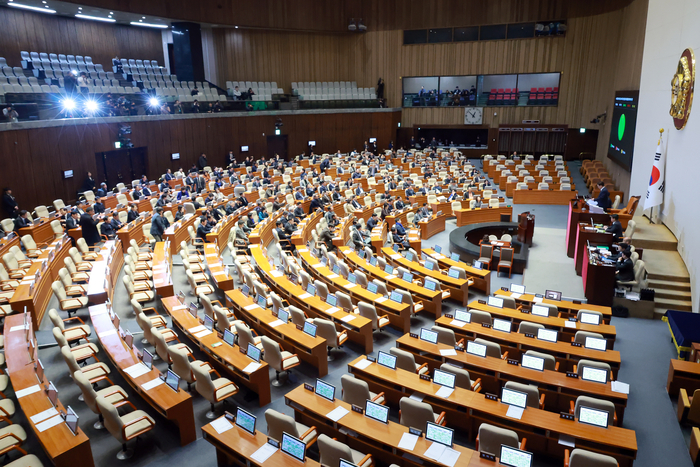 지난달 24일 국회에서 열린 12월 임시국회 본회의에서 정보통신망법 개정안이 더불어민주당 주도로 처리되고 있다. 〈자료 연합뉴스〉