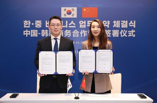 신범준 바이셀스탠다드 대표(왼쪽)와 Irene Yu KUN 부사장이 아시아 디지털 자산 밸류체인 구축을 위한 업무협약을 체결하고 기념촬영을 하고 있다.