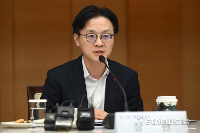 석유화학산업 구조개편의 성공적 이행을 위한 석유화학업계 사업재편 CEO 간담회가 22일 서울 중구 대한상공회의소에서 열렸다. 김정관 산업통상부 장관이 모두발언을 하고 있다. 이동근기자 foto@etnews.com