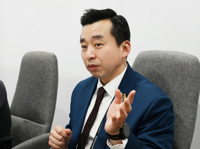 곽도연 바디프랜드 대표가 7일(현지시간) 미국 라스베이거스에서 열린 CES 2026에서 헬스케어 로봇 사업 전략을 설명하고 있다.