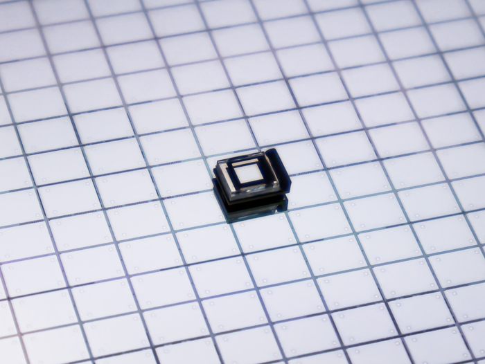 라온텍의 0.13인치 LCoS P13. 〈사진 라온텍 제공〉