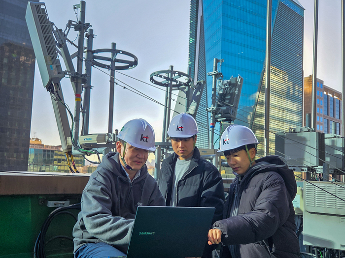 KT와 삼성전자 직원들이 AI-RAN 검증 작업을 진행하는 모습