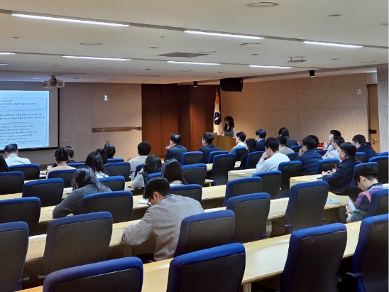 한국가스공사 ITSM 재구축 사업 종료 보고회'에서 STEG 관계자가 사업 성과에 대해 설명하고 있다.