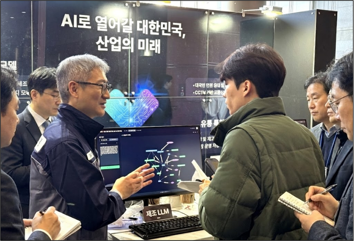 지난해 12월 30일 서울 코엑스에서 개최된 '독자 AI 파운데이션 모델 프로젝트 발표회'에서 시연된 인터엑스의의 'AI Assist' 서비스에 대해 관람객들의 문의가 이어졌다.