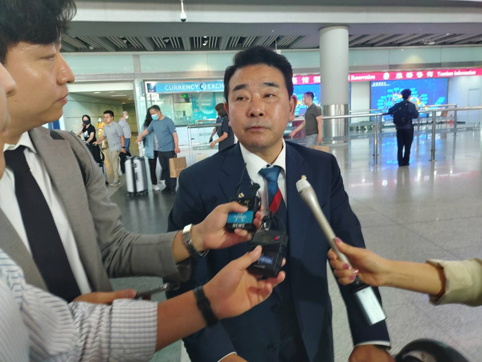 더불어민주당 방중단의 일원으로 중국을 방문한 박정 의원이 15일 베이징 서우두국제공항에 도착한 뒤 기자들의 질문에 답하고 있다. 2023.6.15 연합뉴스