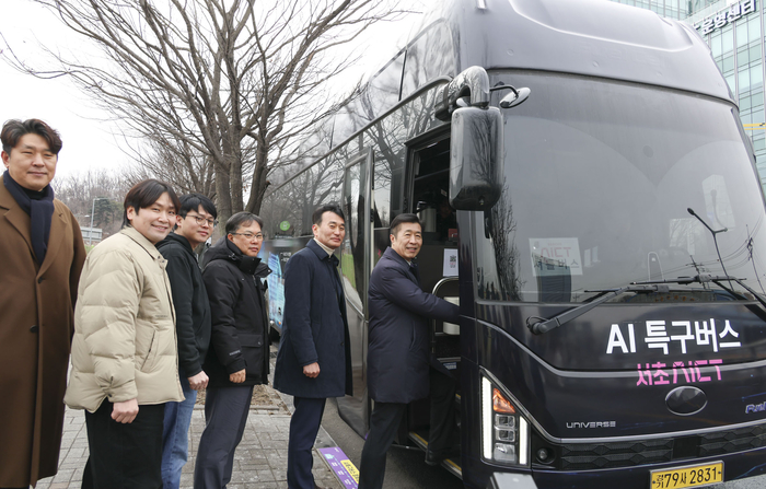 전성수 서초구청장(맨 오른쪽)이 26일 열린 'AI 특구버스 탑승식'에 참석해 서초AICT 우수기업센터 입주기업 대표자들과 함께 버스에 탑승하고 있다. (서초구 제공)