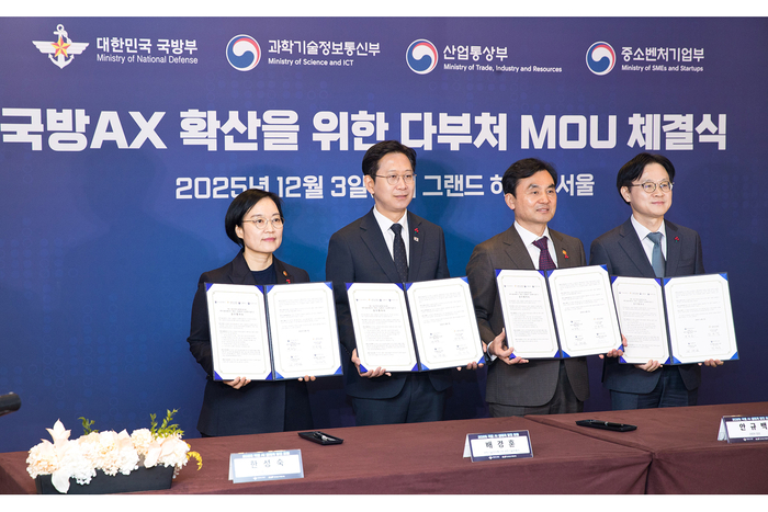 지난해 12월 서울 용산 그랜드하얏트호텔에서 열린 '국방 AX 확산을 위한 다부처 MOU 체결식'에서 장관들이 기념촬영하고 있다. 왼쪽부터 한성숙 중소벤처기업부 장관, 배경훈 부총리 겸 과학기술정보통신부 장관, 안규백 국방부 장관, 김정관 산업통상부 장관. 과기정통부 제공