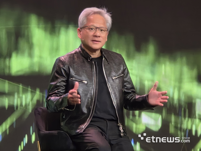 젠슨 황 엔비디아 최고경영자(CEO)가 6일(현지시간) 미국 네바다주 라스베이거스 퐁텐블로 호텔에서 언론 및 산업 애널리스트와 만나 질의응답을 하고 있다. 라스베이거스= 김영호 기자.