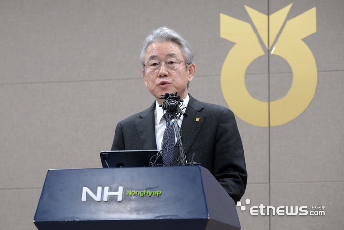 강호동 농협중앙회장이 13일 서울 중구 농협중앙회에서 농림축산식품부가 지난 8일 발표한 농협중앙회에 대한 특별감사 중간 결과와 관련해 대국민 사과문을 낭독하고 있다. 김민수기자 mskim@etnews.com