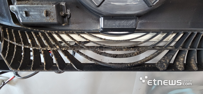 에어컨 전면 패널 뒷부분에 낀 먼지 (사진=배옥진)