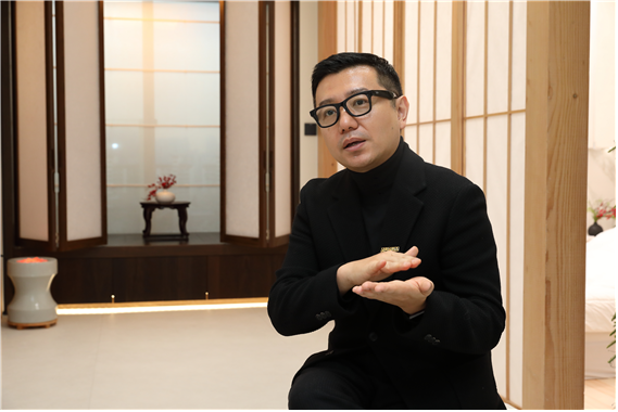 서 의장이 아우름 시니어 레지던스 잠실 홍보관에서 회사의 비전과 향후 방향성을 제시하고 있다. 사진=홈플릭스