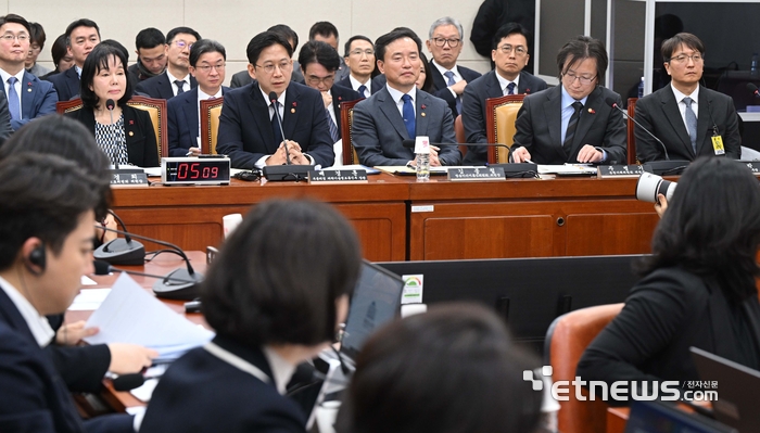 쿠팡 침해사고 및 개인정보 유출, 불공정 거래, 노동환경 실태 파악과 재발방지 대책 마련을 위한 청문회가 30일 서울 여의도 국회에서 열렸다. 배경훈 부총리 겸 과학기술정보통신부 장관이 의원 질의에 답변하고 있다. 김민수기자 mskim@etnews.com 2025.12.30