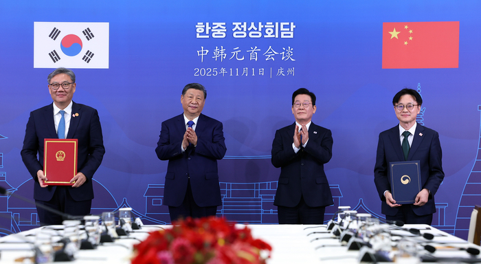 김정관 산업통상부 장관과 왕원타오 중국 상무부장이 1일 경북 국립경주박물관에서 이재명 대통령과 시진핑 중국 국가주석이 참석한 가운데 '서비스 무역 교류 협력 강화' 양해각서를 체결하고 있다. 연합뉴스