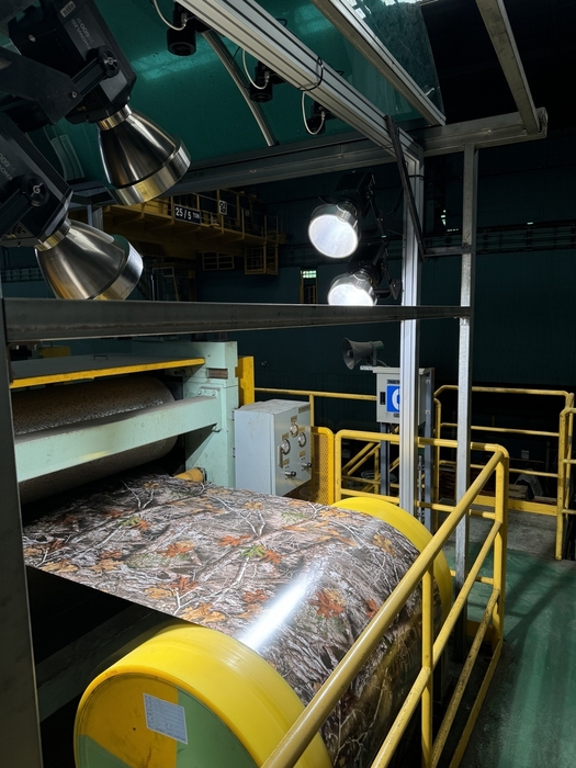 동국씨엠 부산공장 컬러강판 생산라인에 AI기반 표면 결함 검출 기술 'DK SDD'가 적용된 모습. 동국홀딩스