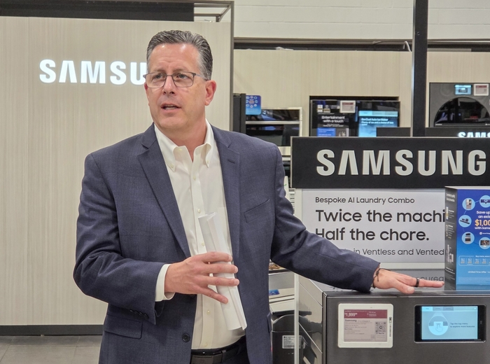 마이클 맥더못 삼성전자 미국법인 CE부문 부사장이 8일(현지시간) 라스베이거스 베스트바이 매장에서 발언하고 있다.