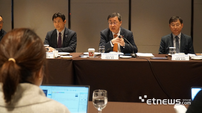 박윤규 정보통신산업진흥원(NIPA) 원장(가운데)이 21일 서울 양재동 엘타워에서 진행한 '정보통신산업진흥원 통합 사업설명회' 겸 기자간담회에서 올해 주요 사업을 설명하고 있다.