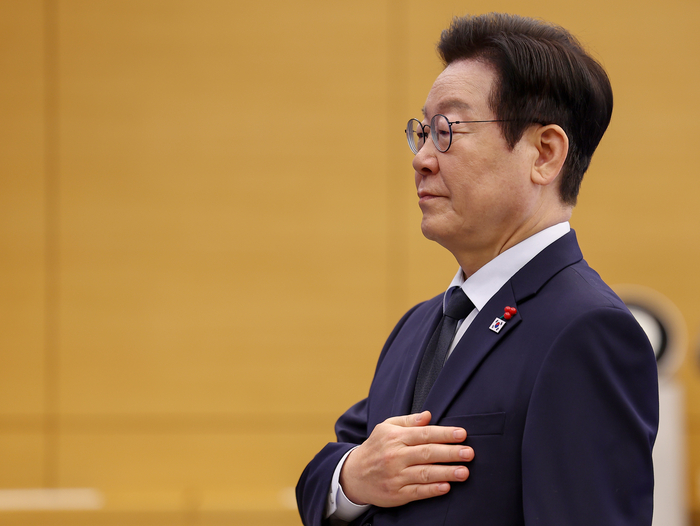 이재명 대통령, 청와대 복귀 후 첫 수석보좌관회의     (서울=연합뉴스) 김도훈 기자 = 이재명 대통령이 8일 청와대에서 열린 수석보좌관회의에서 국기에 경례하고 있다. 2026.1.8     superdoo82@yna.co.kr (끝)