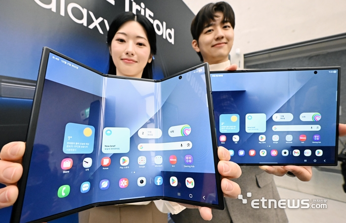 서울 강남구 삼성강남에서 열린 미디어 간담회에서 모델이 신제품을 선보이고 있다. 이동근기자 foto@etnews.com