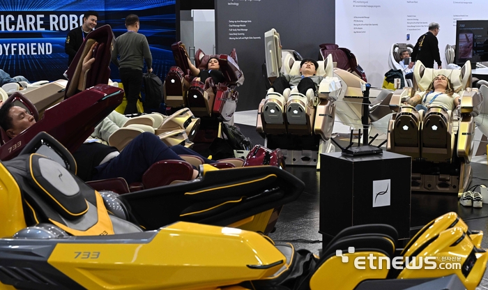 세계 최대 가전·정보기술(IT) 전시회 'CES 2026'이 개막한 6일(현지시간) 미국 네바다주 라스베이거스 컨벤션센터 센트럴홀에 마련된 바디프렌드 부스에서 참관객이 AI헬스케어로봇 '733'을 체험하고 있다.  라스베이거스=이동근기자 foto@etnews.com