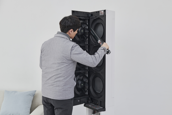 LG 에어컨 내부를 자외선으로 소독하고 있는 모습 (사진=LG전자)