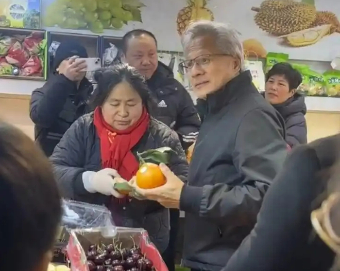 젠슨황(오른쪽) 엔비디아 최고경영자가 24일 중국 상하이의 한 시장을 찾아 과일을 사고 있다. 사진=바이두 캡처