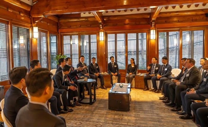 주한미대사관, 대통령경호처 초청 리셉션 개최     (서울=연합뉴스) 대통령경호처는 주한미대사관이 '경주 APEC 정상회의' 기간 중 국빈 방한한 도널드 트럼프 미국 대통령 경호협력에 대한 감사의 뜻으로 지난 12일 미대사관저에서 리셉션을 개최했다고 15일 전했다. 2026.1.15 [대통령경호처 제공. 재판매 및 DB 금지]     photo@yna.co.kr (끝)