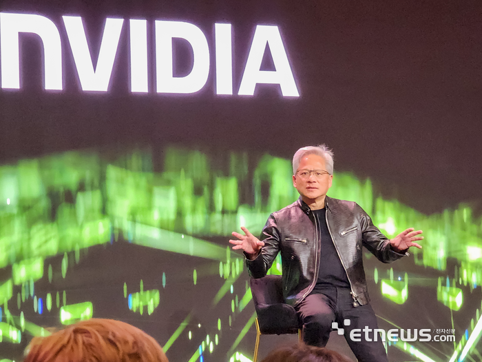 젠슨 황 엔비디아 최고경영자(CEO)가 6일(현지시간) 미국 네바다주 라스베이거스 퐁텐블로 호텔에서 언론 및 산업 애널리스트와 만나 질의응답을 하고 있다. 라스베이거스= 김영호 기자.