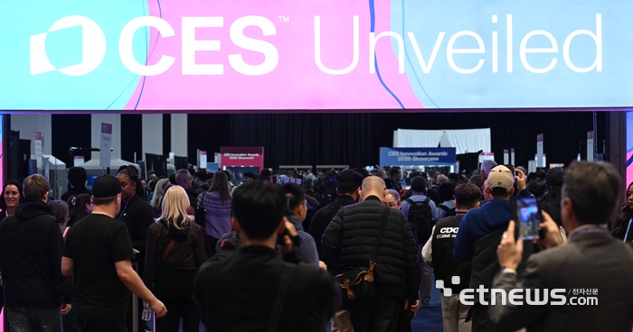 세계 최대 가전·정보기술(IT) 전시회 'CES 2026'이 오는 6일부터 나흘 간 미국 네바다주 라스베이거스 일대에서 열린다. 개막을 이틀 앞둔 4일(현지시간) 라스베이거스 만달레이베이 컨벤션센터에서 열린 CES 언베일드(Unveiled) 전시장이 참관객으로 북적이고 있다.   라스베이거스=이동근기자 foto@etnews.com