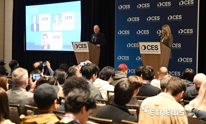 세계 최대 가전·정보기술(IT) 전시회 'CES 2026'이 오는 6일부터 나흘 간 미국 네바다주 라스베이거스 일대에서 열린다. 개막을 이틀 앞둔 4일(현지시간) 라스베이거스 만달레이베이 컨벤션센터에서 개리 샤피로 미국소비자기술협회(CTA) 회장(왼쪽)과 킨지 파브리치오 CTA 대표가 CES2026에 대한 브리핑을 하고 있다.  라스베이거스=이동근기자 foto@etnews.com