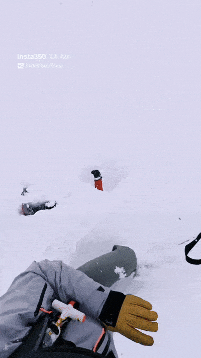 크리에이티브 디렉터 마테오 질라(37)가 스키를 타던 중 우연히 눈에 파묻힌 남성을 발견하고 구하는 모습. 사진=인스타그램(matteozilla)