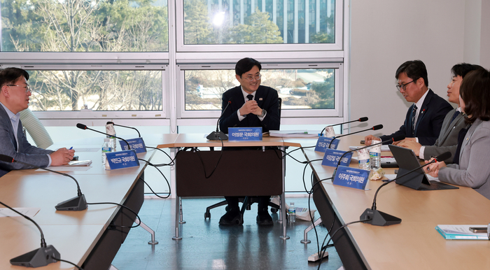 더불어민주당 디지털자산 태스크포스(TF) 위원장인 이정문 의원이 28일 국회의원회관에서 열린 TF 회의에 참석해 TF 소속 의원들과 대화하고 있다.(사진=연합뉴스)