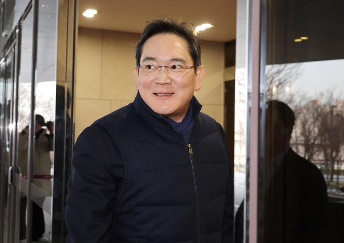 이재용 삼성전자 회장이 28일 미국 워싱턴 DC에서 열리는 '이건희 컬렉션' 갈라 행사에 참석하기 위해 26일 서울 김포 비즈니스 항공센터(SGBAC)를 통해 출국하고 있다.