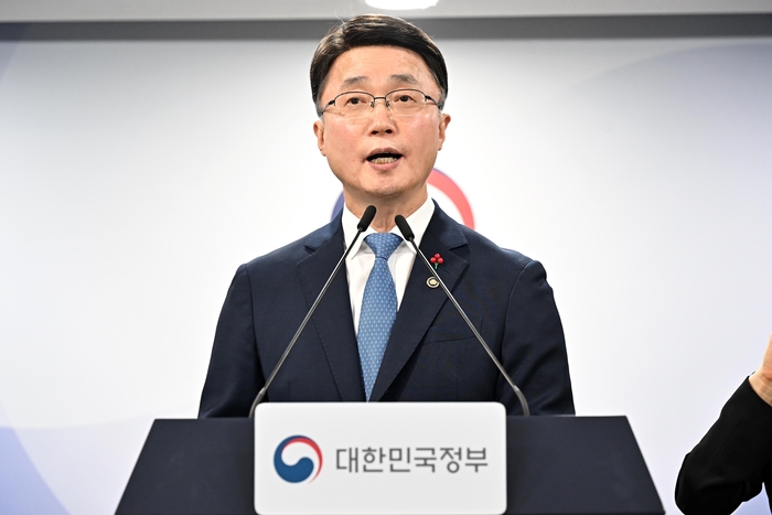 류제명 과학기술정보통신부 제2차관이 15일 서울 종로구 정부서울청사에서 국가대표 AI선발전 '독자 AI 파운데이션 모델 프로젝트' 1차 평가 결과를 발표를 하고 있다. 정부는 'LG AI연구원', 'SK텔레콤', '업스테이지' 3개 컨소시엄이 2차 단계평가에 진출했다고 밝힌 가운데, 당초 계획보다 1개 컨소시엄이 적게 진출한 것을 고려해 1개 팀을 추가 선발하기로 했다. / 이동근기자 foto@etnews.com