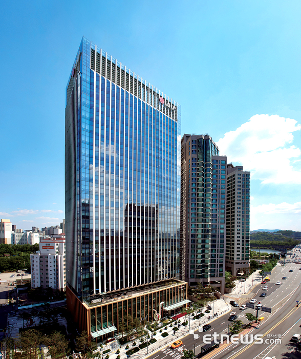 LG유플러스 용산 사옥 전경.